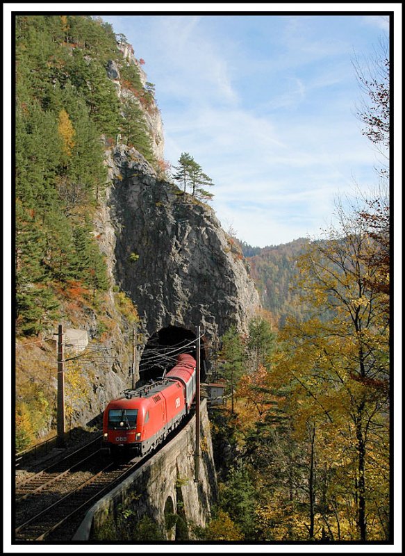 Kurz vor Breitenstein am Semmering befindet sich der Weinzettelwand-Tunnel und der Weinzettelfeld-Tunnel. Dazwischen fhrt der Zug einige Meter im Freien. Diese Aufnahme wurde kurz neben dem Tunnelportal des Weinzettelfeld-Tunneles gemacht und zeigt OEC 557  Kunsthaus Graz  mit 1116 050 von Wien Sdbahnhof nach Graz Hauptbahnhof.