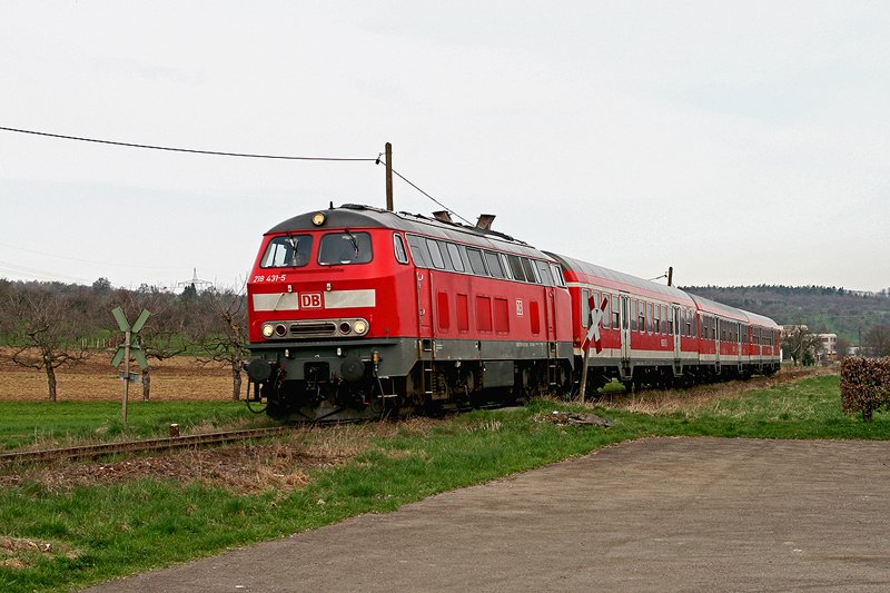 Kurz vor Brucken berquert die Ulmer 218 431 am 8. April 2009 laut pfeifend einen unbeschrankten Bahnbergang. Die Lok war auf der Teckbahn unterwegs als RB 13495 von Wendlingen (Neckar) nach Oberlenningen.