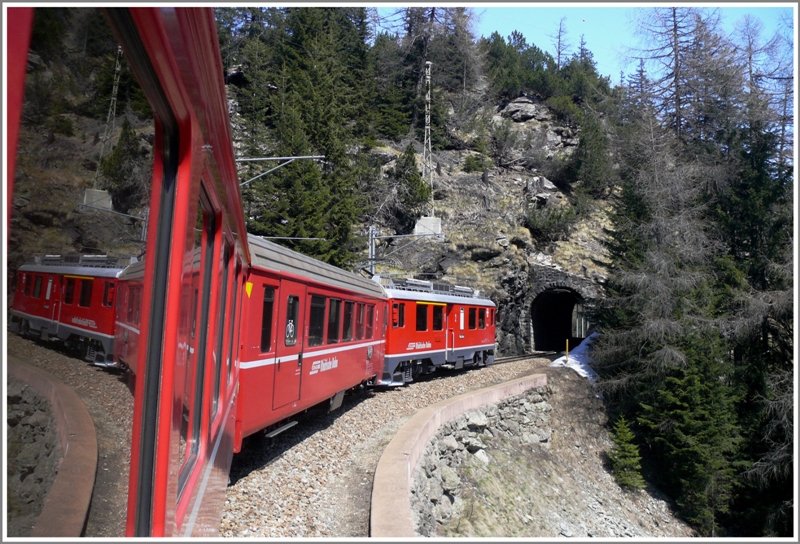 Kurz vor Cavaglia verschwindet R1654 nochmals kurz in einem Tunnel mit anschliessender Galerie. (23.04.2009)