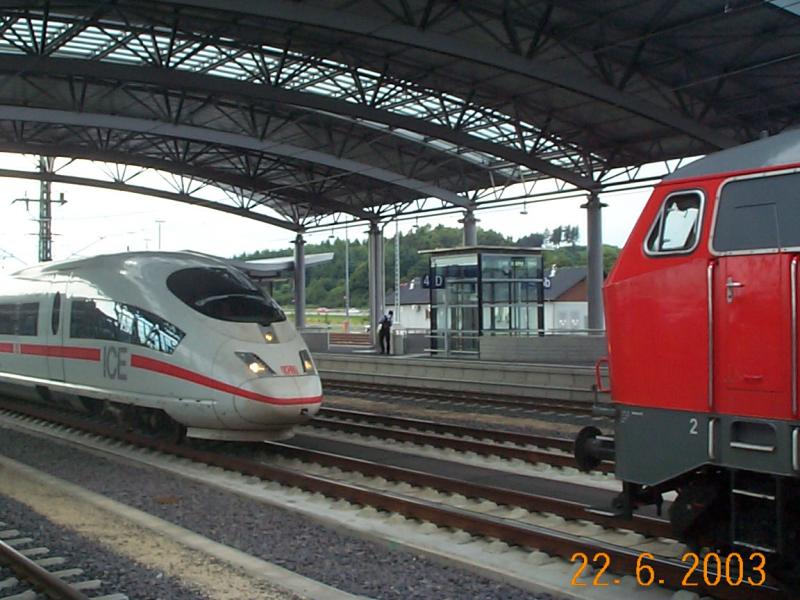 Kurz vor dem Ankoppeln des liegengeblieben ICE's an die 226er Schlepploks