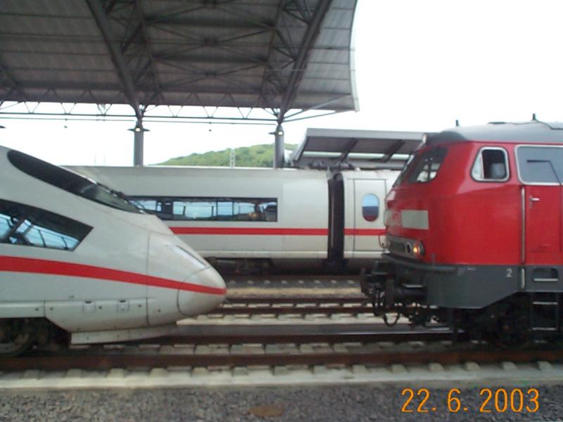 Kurz vor dem Ankoppeln des liegengeblieben ICE's an die 226er Schlepploks