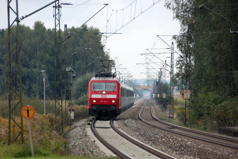 Kurz vor dem Haltepunkt Mindelaltheim an der KBS 980 Augsburg - Ulm geht es f�r 120 122-7 nach �ber 5 km  bolzen -gerader Strecke in die n�chste Kurve Richtung Offingen.