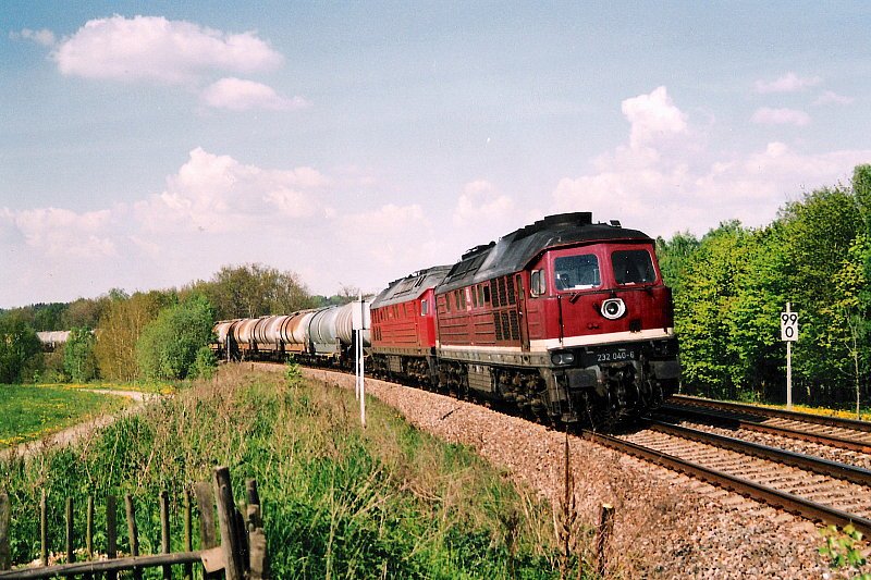 Kurz vor dem Hp Limbach im Vogtland sind 232 040 + 232 535 mit einem schweren Kesselzug in Richtung Hof unterwegs, 11. Mai 2001.