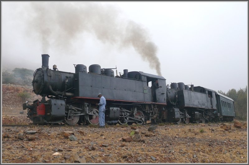 Kurz vor dem Scheitelpunkt muss nochmals ein Halt eingelegt werden, weil der Dampf nicht ausreicht bis zur Endstation Asmara. (01.11.2008)