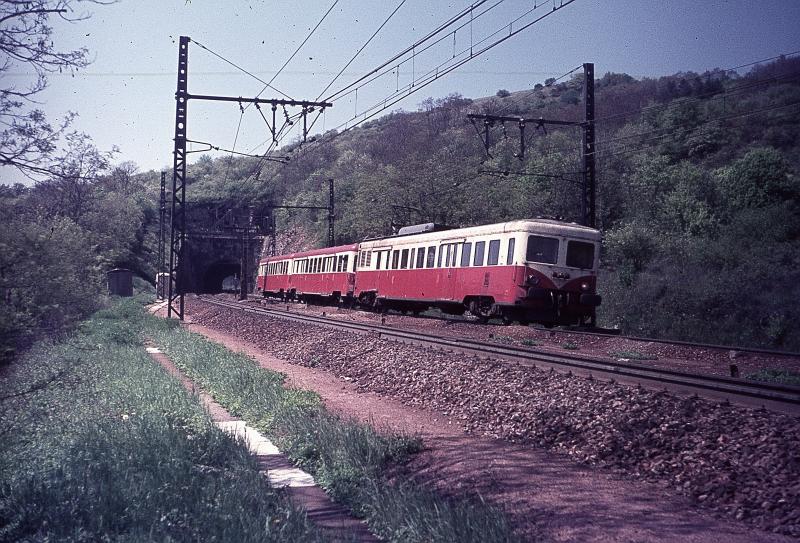 Kurz vor dem Scheitelpunkt der Strecke Lyon-Paris befindet sich dieser Triebwagen dessen Klasse man bei der DB damals als Eilzug bezeichnet h�tte.