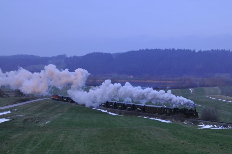 Kurz vor dem Sonnenuntergang streiften die letzen Lichtstrahlen die Fahne der 399.01, die am 29.11.2008 gerade zum letzten Mal fr diesen Tag zum Weitraer Advent unterwegs war.