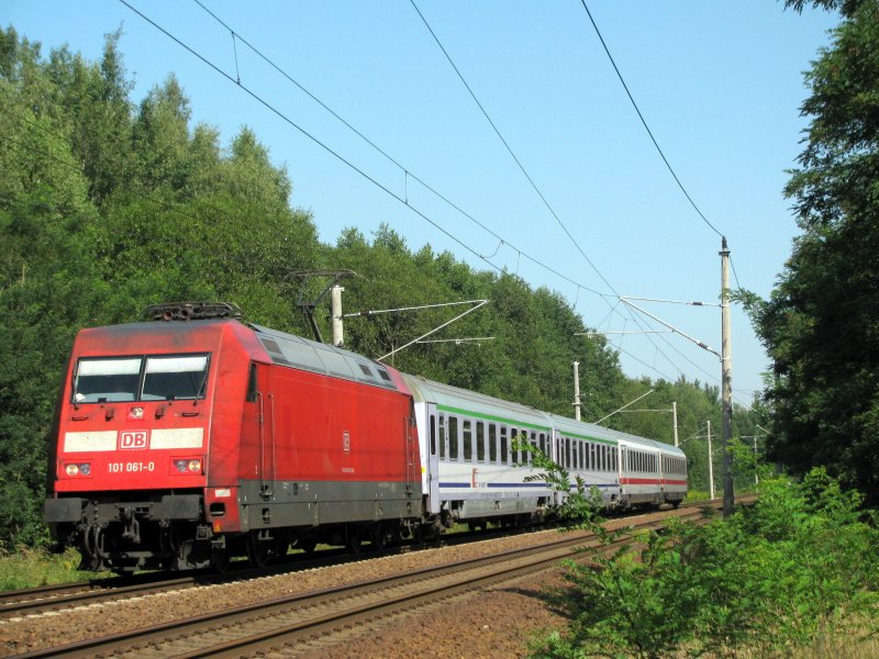 Kurz vor der ehemaligen Blockstelle Motzen kam auch noch 101 061-0 mit dem EC Wawel bei herllichem Sonnenschein vorbei und dies am 07.09.