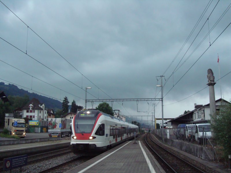 Kurz vor einem heftigem Wolkenbruch fhrt dieser RABe 523 am 05.03.2008 in Gisikon-Root ein.