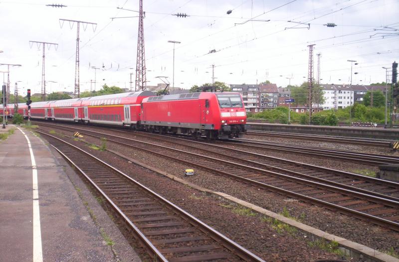 Kurz vor der einfahrt in Essen Hbf konnte der RE6  Westfalen-Exress   Minden(Westf)-Dsseldorf, gezogen von 146 010-4, noch einmal fotografiert werden. 22.05.2005
