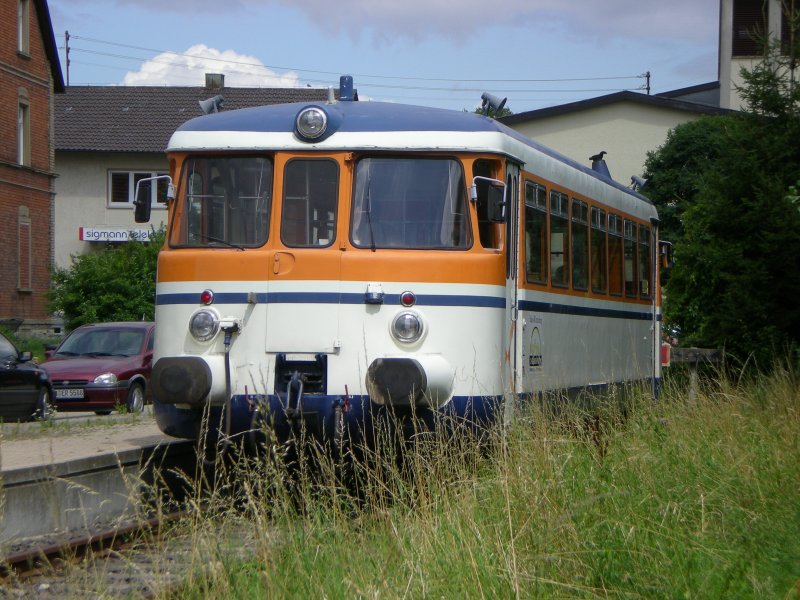 Kurz vor Einstellung der Krebstalbahn bin ich auch noch mal eine Runde dort gefahren. Die Aufnahme entstand am 20.07.2009 um 12:20 Uhr im Endbahnhof Hffenhard. Kurz danach fuhr der Zug zurck nach Neckarbischofsheim Nord. 