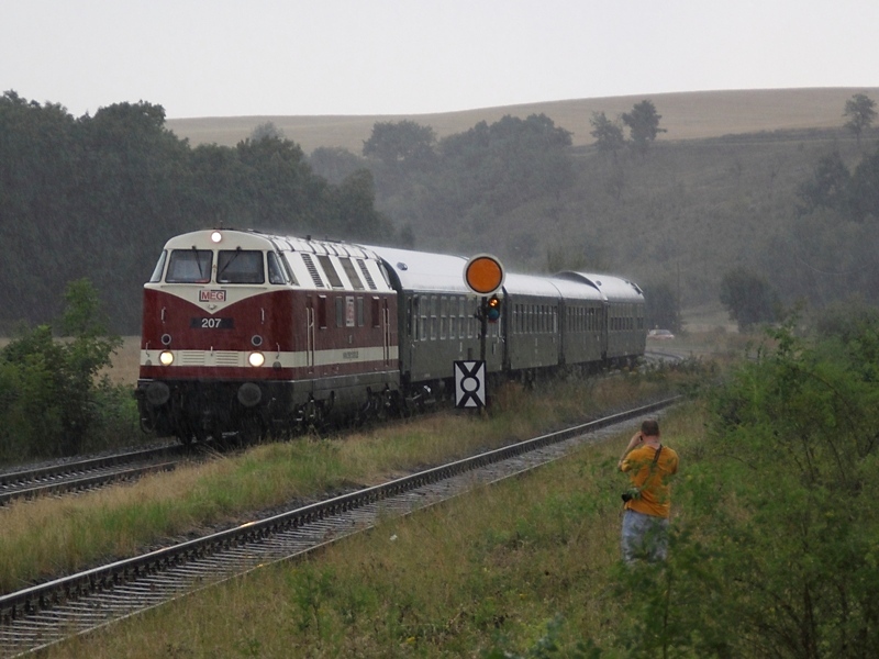 Kurz vor Eintreffen des Sonderzuges mit MEG 207 setzte in Wasserthaleben ein  leichter Nieselregen  ein. (8.8.2009)