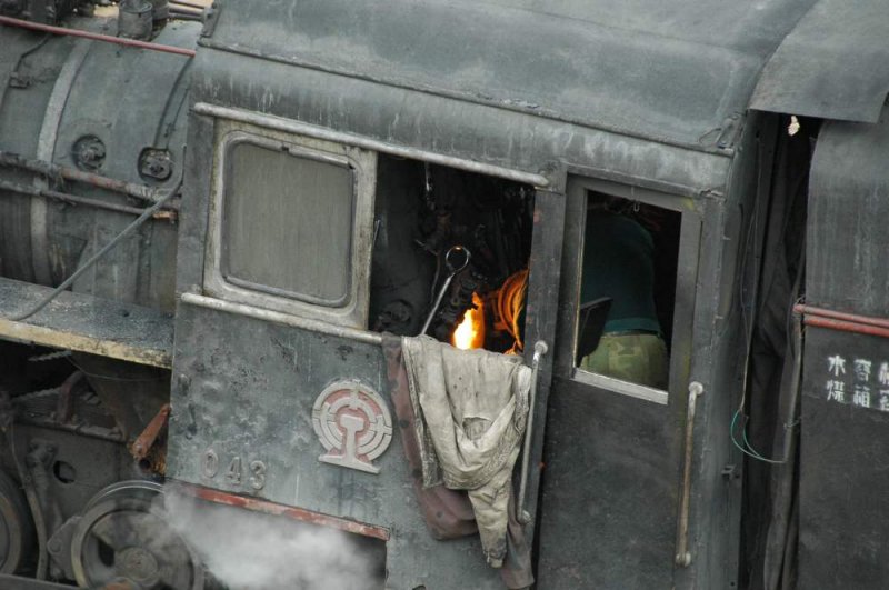 Kurz vor der langen Steigung heizt die Besatzung krftig ein.