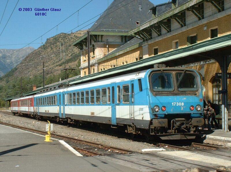 Kurz vor meiner Rckfahrt nach Barcelona kam noch der franzsische Triebzug 17 308 aus Toulouse, er hatte etwas Versptung, er sollte um 12:55 hier sein. Diese Strecke (1,44 m Normalspur) hat einen 5413 m langen Scheiteltunnel in knapp 1600 m Hhe, die durchgehende Bahnverbindung Toulouse - Barcelona besteht seit 1929, in den 80er Jahren war diese Strecke 2 Jahre stillgelegt.