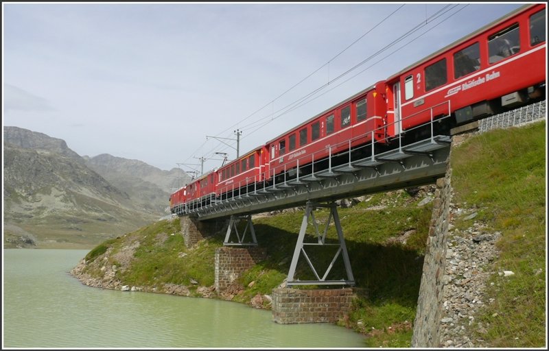 Kurz vor Ospizio Bernina berquert R 1638 diesen Viadukt am Lago Bianco auf 2250 m /M. (10.09.2008)