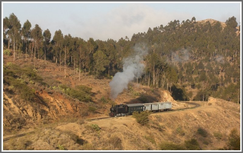 Kurz vor der Passhhe kommt 442.55 wieder im schnsten Sonnenschein daher. (31.10.2008)