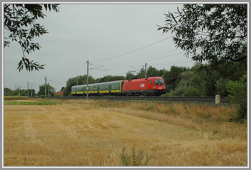 Kurz vor Pottendorf-Landegg lam mir am 3.8.2006 ER 9947 „Therme B�k“ von Szombathely nach Wien S�d vor die Linse.