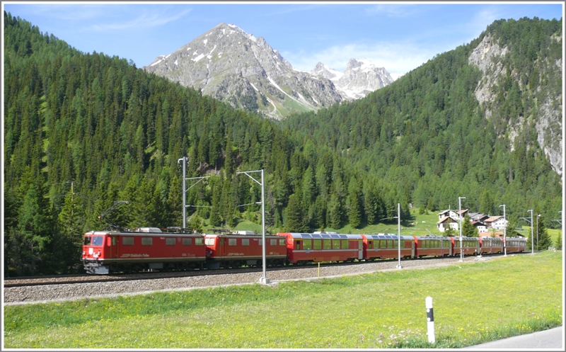 Kurz vor Preda ziehen Ge 4/4 I 606  Kesch  und 608  Madrisa  gemeinsam den berninaExpress 951 aus Chur Richtung Engadin. (18.06.2009)