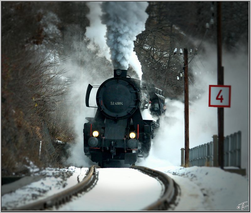 Kurz vor Puchberg am Schneeberg endstand diese Teleaufnahme, welche die Dampflok 52.4984 am SDZ R 16813 von Wien nach Puchberg zeigt.
13.12.2008