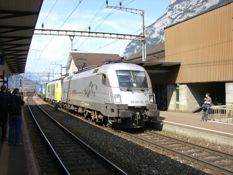 Kurz vor der Rckfahrt nach Brunnen kam am Nachbargleis dieser Gterzug gezogen von der ES 64 U2 - 102 von HUPAC durch Erstfeld. (08.09.2007)