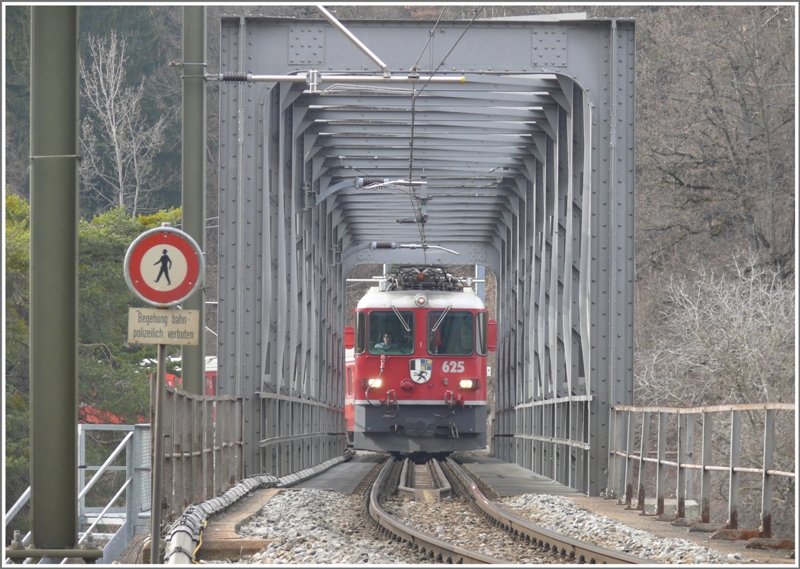 Kurz vor Reichenau-Tamins berquert die Oberlnder Linie den Vorderrhein. Auf der Brcke befindet sich RE1261 mit Ge 4/4 II 625 Kblis. (03.04.2009)