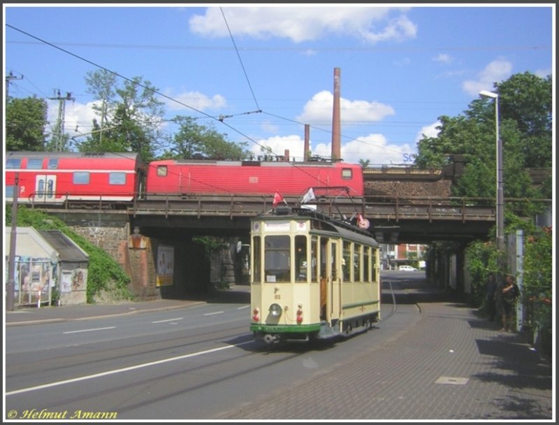 Kurz vor der Schott AG entstand das meiner Meinung nach beste Bild der Sonderfahrt mit dem Triebwagen 93 (Baujahr 1929 Gastell/SSW) am 17.06.2007 auf dem Netz der Mainzer Straenbahn, als eine 143 beim Fotohalt genau im richtigen Moment ber die Brcke fuhr.