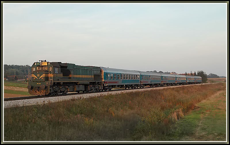 Kurz vor Sonnenuntergang am 12.10.2006: 664-106 mit dem IC 246 von Zalaegerszeg (H) nach Ljubljana, kurz nach dem slowenisch/ungarischen Grenzbahnhof Hodos. Sie wird diesen Zug bis Pragersko bespannen.