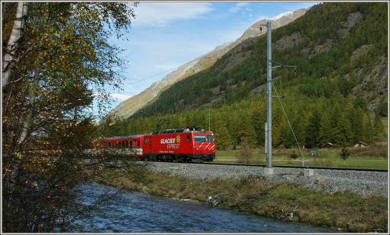 Kurz vor Tsch: MGB HGe 4/4 mit einem Reisezug nach Zermatt.
(19.10.2012)