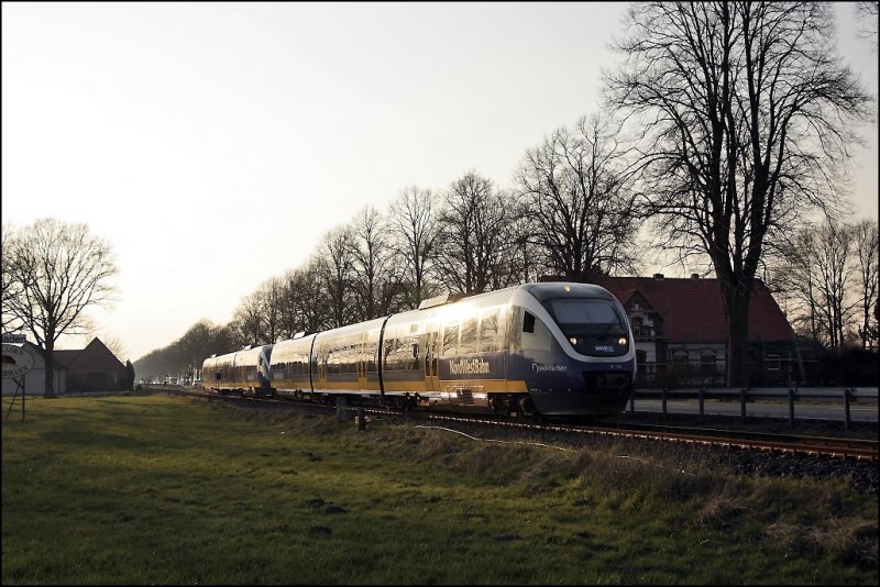 Kurz vor Warendorf konnten VT726 und VT706 erneut dabei abgelichtet werden wie sie als RB67 (NWB81558)  DER WARENDORFER  nach Bielefeld Hbf unterwegs sind. (31.03.2009)
