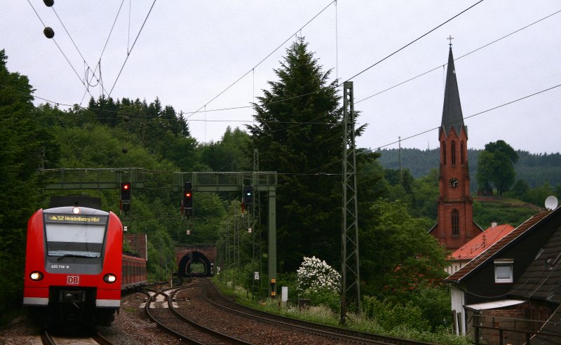 Kurz vor Weidenthal  bietet es sich an, die Kirche des Ortes mit ins Bild zu nehmen. Als S2 nach Heidelberg haben 425 716 + 425 xxx noch eine rund 1 1/2 Stndige Reise vor sich.