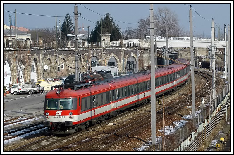Kurz waren die Triebwagen der Reihe 4010 auf der Franz-Josefs Bahn eingesetzt. Die Aufnahme vom 15.1.2006 zeigt 4010 008 kurz nach der Ausfahrt aus dem Franz-Josefs-Bahnhof im Bereich Wien-Spittelau.