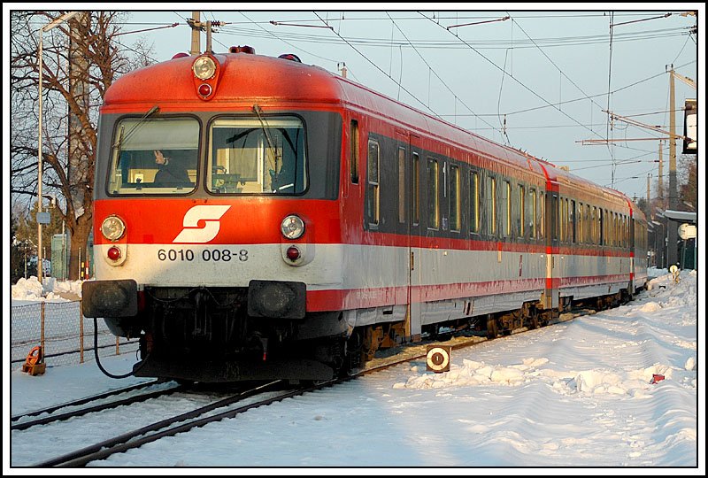 Kurz waren die Triebwagen der Reihe 4010 auf der Franz-Josefs Bahn eingesetzt. Mit Steuerwagen 6010 008 verlsst diese Garnitur am 15.1.2006 St. Andre-Wrdern.
