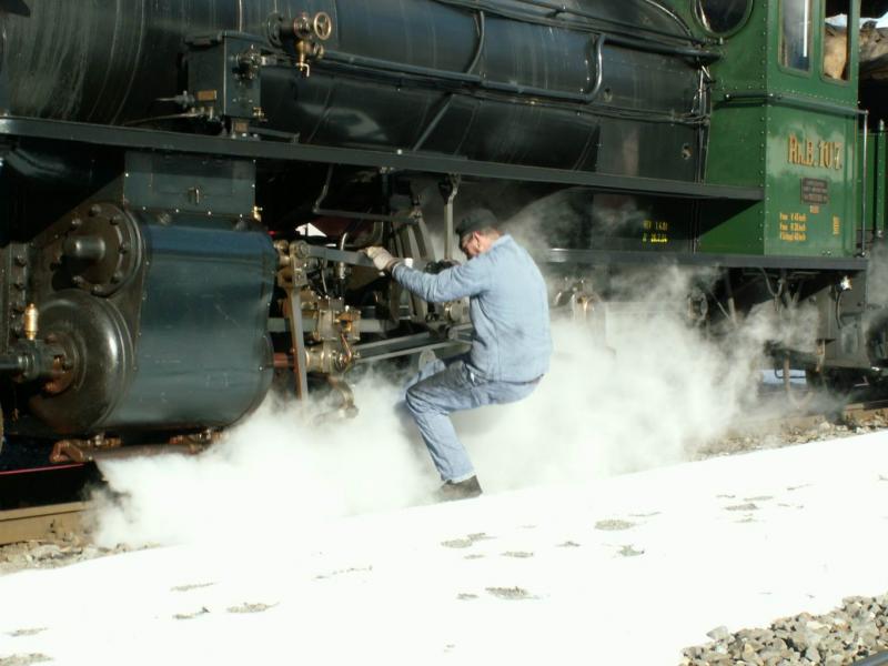 Kurze Nachschau am Triebwerk bevor es wieder ins Depot Landquart zurck geht.Gegen Mittag konnte der Schaden(eingefrorene Leitungen hinten beim Tender)in Landquart behoben werden.Die Lok wurde dann eiligst mit Vorspann nach Filisur gebracht und konnte nach dem Mittagessen,zur Freude der Bahnfreunde,den Zug wieder bernehmen.Untervaz 12.02.06