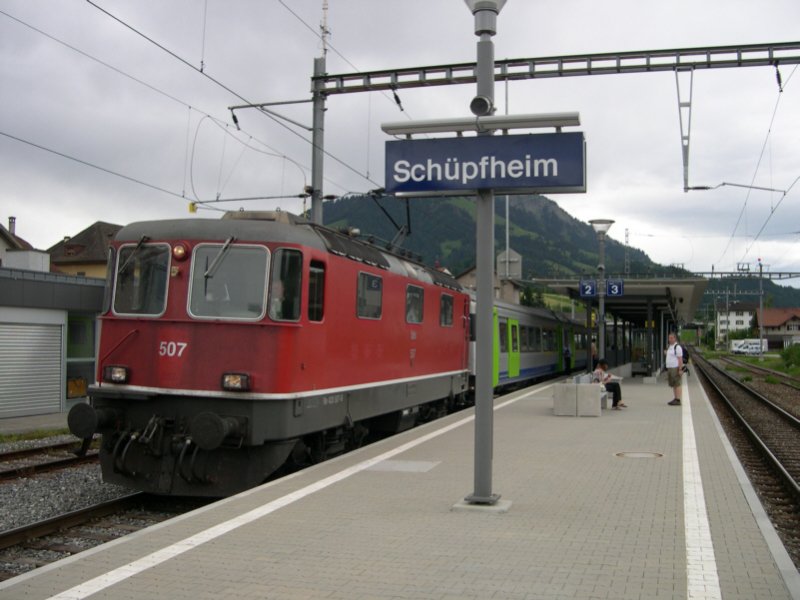Kurze Pause fr BLS Re 4/4 420 507 (ex SBB 11107) am Nachmittag des 26.05.2007 in Schpfheim. Pnktlich um 16:29 Uhr wird sie ihren, aus EW 3 gebildeten Regioexpress, weiter nach Luzern befrdern. Von Schpfheim aus gibt es brigens 3x tglich einen Postautokurs ber den Srenbergpass nach Giswil am Brnig. Damit lassen sich schne Rundfahrten gestalten.