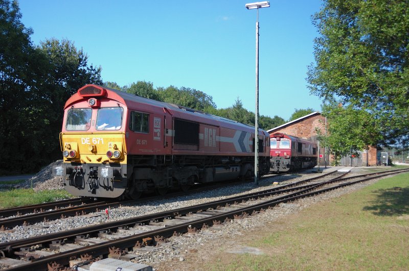 Kurze Zeit spter gesellte sich DE 671 zu Schwesterlok DE 61 der HGK. Aufgenommen in Neuoffingen, am Lokschuppen. (27.08.2008)