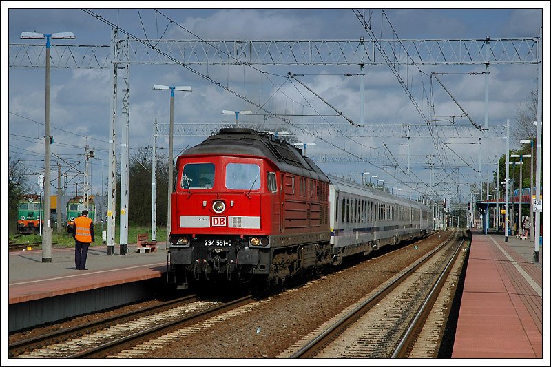 Kurze Zeit spter bernahm am 1.5.2008 in Rzepin 234 551 den EC 44 „Berlin-Warszawa-Express“ von Warszawa Wschodnia nach Berlin Hbf. 