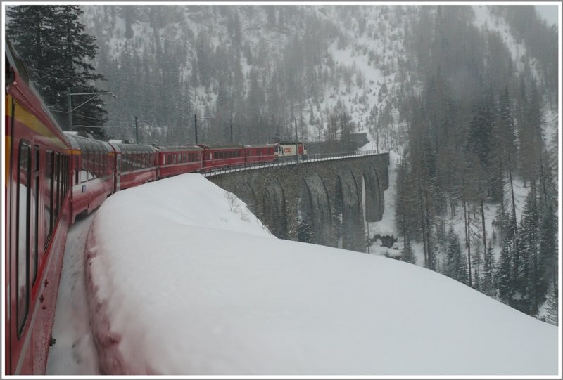 Kurze Zeit spter berqueren wir den von unten betrachteten Viadukt. (17.02.2009)
