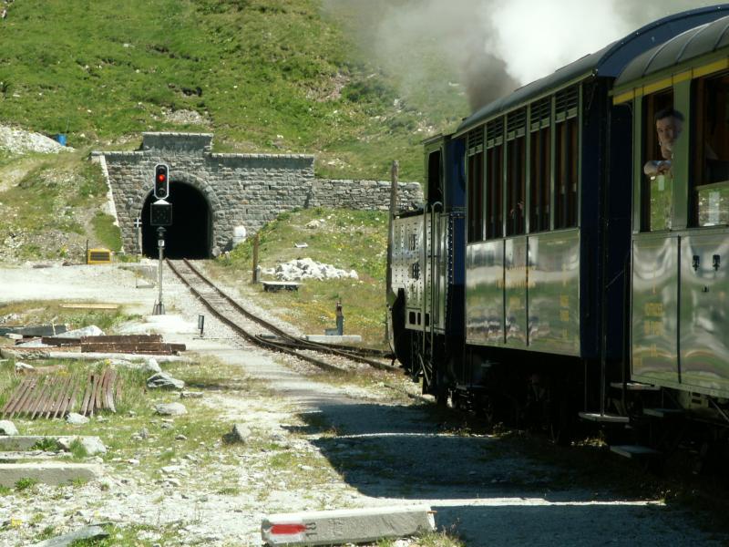 Kurzer Betriebshalt in der Station Muttbach(2118m .M.)Blick auf das Westportal des Scheiteltunnels.Hier gibt es fr den Zug Dieselschub durch den Tunnel,da dort keine Zahnstange vorhanden ist und es im Tunnel noch Steigung hat.Muttbach 14.07.05