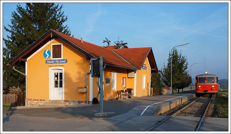 Kurzer Halt des LPVZ 8505 von Graz nach Deutschlandsberg in Oisnitz-St.Josef am 11.10.2008.