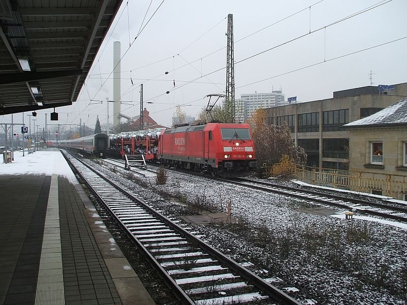 Kurzer Wintereinbruch am 16.11.2007 in Gttingen: 185 304 kommt mit einem gem.Gz durch. Daneben auf dem Abstellgleis stand Streikbedingt ein IC.