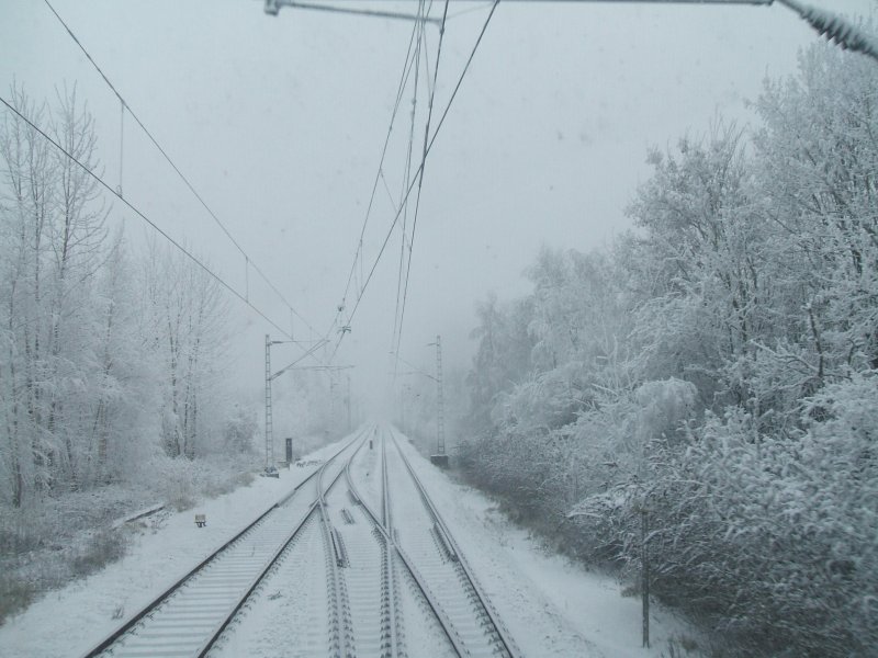 Kurzer Wintereinbruch zwischen Herne nach Dortmund Mengede.
Auf dieser Strecke verkehrt der RE 3 Dsseldorf - Hamm ber
Gelsenkirchen,Wanne Eickel , Herne, Dortmund(20.12.2007) 