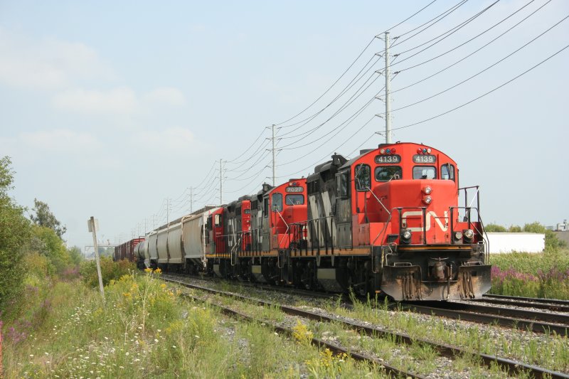 Kurzgterzug mit drei CN GP9RM 4139 (ex.CN 4287), 7027 und 7022 beim Rangieren am 20.8.2009 an der Torbram Road in Toronto, um ein Industriegleis zu bedienen. Diese Lokomotiven sind in den 50er Jahren gebaut und werden hchstwahrscheinlich nur noch fr Rangierfahrten eingestzt.
