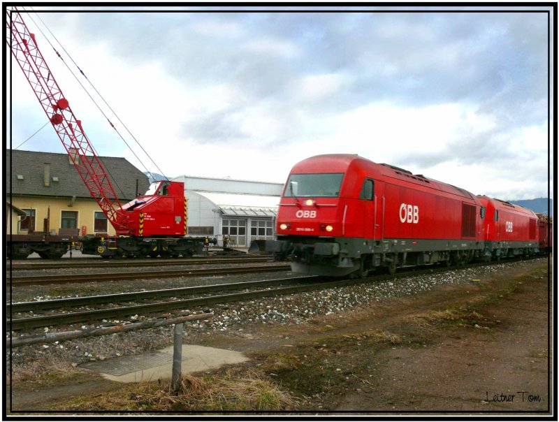 Kurzholzzug mit zwei Herkules 2016 in Zeltweg Richung Lavanttal. Im Hintergrund der Kranwagen 9766 032. 26.02.2007