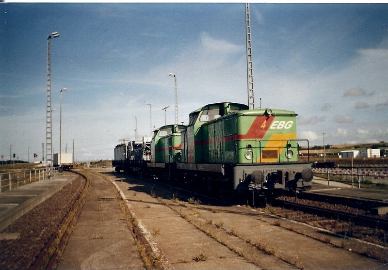 Kurzzeitig bernahm die Eisenbahnbetriebsgesellschaft den Rangierdienst im Breitspurteil von Mukran.Im Oktober 2003 standen die EBG-Loks 4 und 5 auf der Fhrbrcke.Heute fahren wieder DB-Loks.