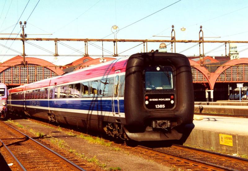 KUSTPILEN Y2 1385  Svend Povlsen  von Blekinge Lnstrafiken verlsst 09.05.2001 Malm Central als Zug 342 Kbenhavn H - Malm C - Kristianstad C - Karlskrona C. Ein Teil der Y2-Zge wurde nach Dnemark und Israel verkauft, da die Blekinge Kustbana elektrifiziert wird.
Svend Povlsen lebte von Anfang der 1600er Jahre bis 1681. Er war Krieger und Freiheitskmpfer in dnischen Diensten und stammt aus Skne oder Halland, die im Frieden zu Roskilde von 1658 mit Jmtland und Hrjedalen und weiteren Gebieten an der Ostseekste an Schweden fielen.