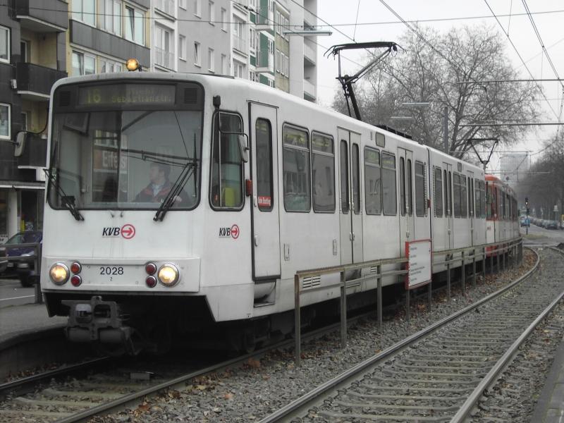 KVB Wagen 2028 an der Eifelstra�e.