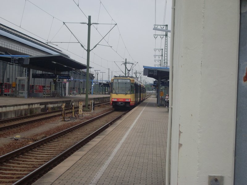 KVV-Stadbahnwagen 824 vorne nach Menzingen und 825 hinten nach Odenheim. Gesehen am 27.Mai2008 um ca.17.00 Uhr auf Gleis 13 des Karlsruher Hbf