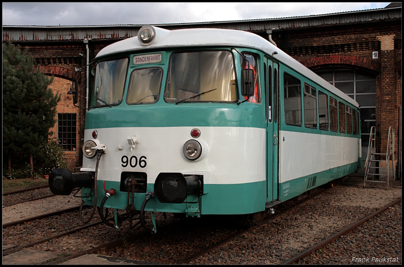 KWMTK 906 ist ein MAN-Schienenbus aus dem Jahr 1963 und trgt die Fabriknummer 148090. Er war am Lokschuppen beim 6. Berliner Eisenbahnfest ausgestellt (In Privatbesitz; ex KEG VT 2.17, AKN VT 2.17, Bw Schneweide 04.10.2009)