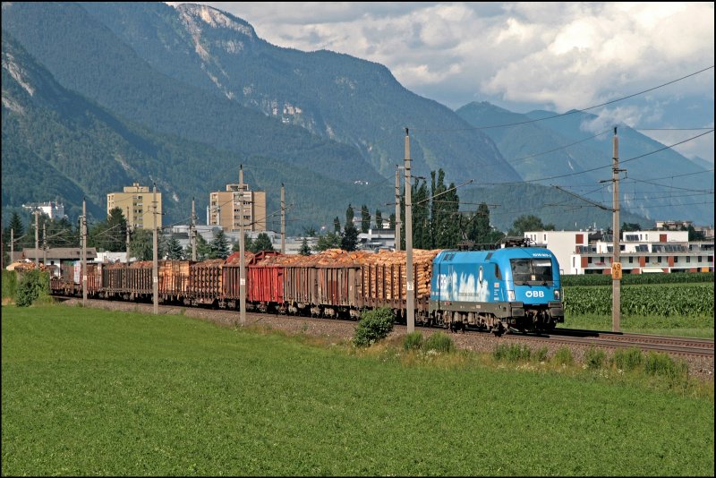 KYOTO-EXPRESS im INNTAL: Die Salzburger 1016 023 bringt ca. 17 Gterwaggons, viele mit Stammholz beladen, durch das Inntal unweit von Schwaz in Richtung Hall i.Tirol. (08.07.2008)
