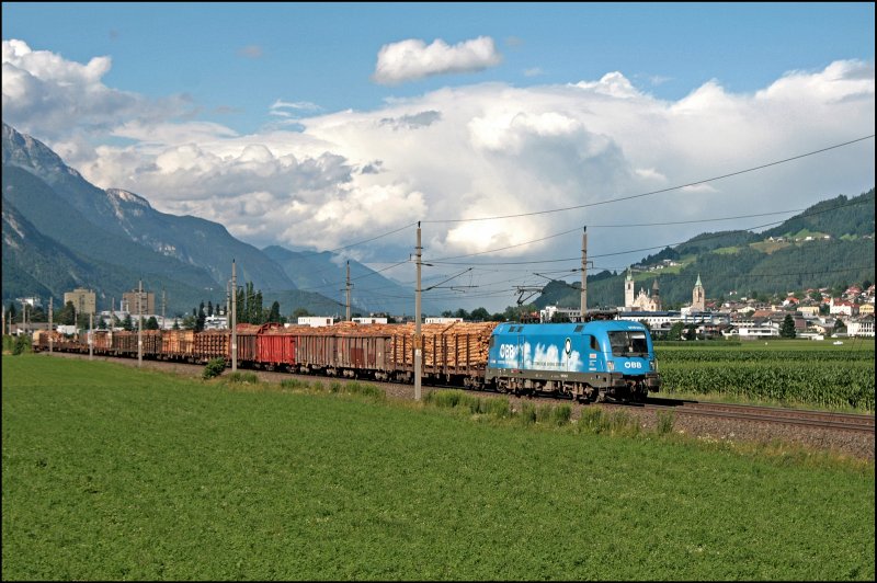 KYOTO-EXPRESS im INNTAL: Die Salzburger 1016 023 bringt ca. 17 Gterwaggons, viele mit Stammholz beladen, durch das Inntal unweit von Schwaz in Richtung Hall i.Tirol. (08.07.2008)
