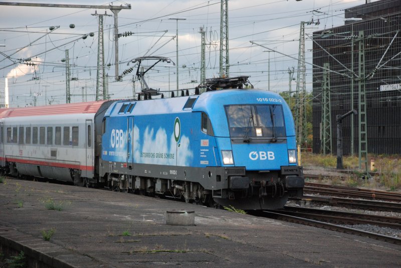 Kyoto-Taurus in Stuttgart. Die 1016 023-2 an der Spitze des EC 112 bei der Einfahrt in Stuttgart Hbf am 14.10.2009